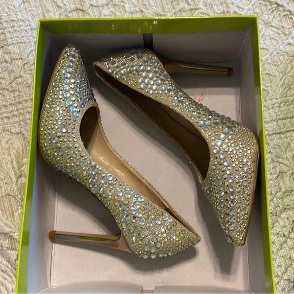 LIKE NEW Gianni Bini Zebbi Gold Dust Jeweled Heels Size 6 - Picture 1 of 4